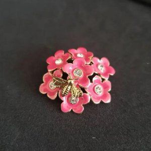 Flower with bumblebee pendant